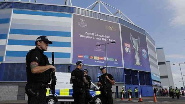 La policía controla los alrededores del estadio