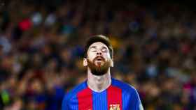 El delantero del FC Barcelona Leo Messi se lamenta durante el partido de vuelta de cuartos de final de la Champions 2016-17 / EFE