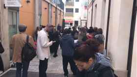 Decenas de personas en el exterior de las dependencias de Esneñanza en Mataró / CG