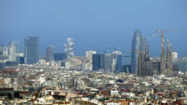 Vista de Barcelona con la Torre Agbar y la Sagrada Familia de fondo / EFE