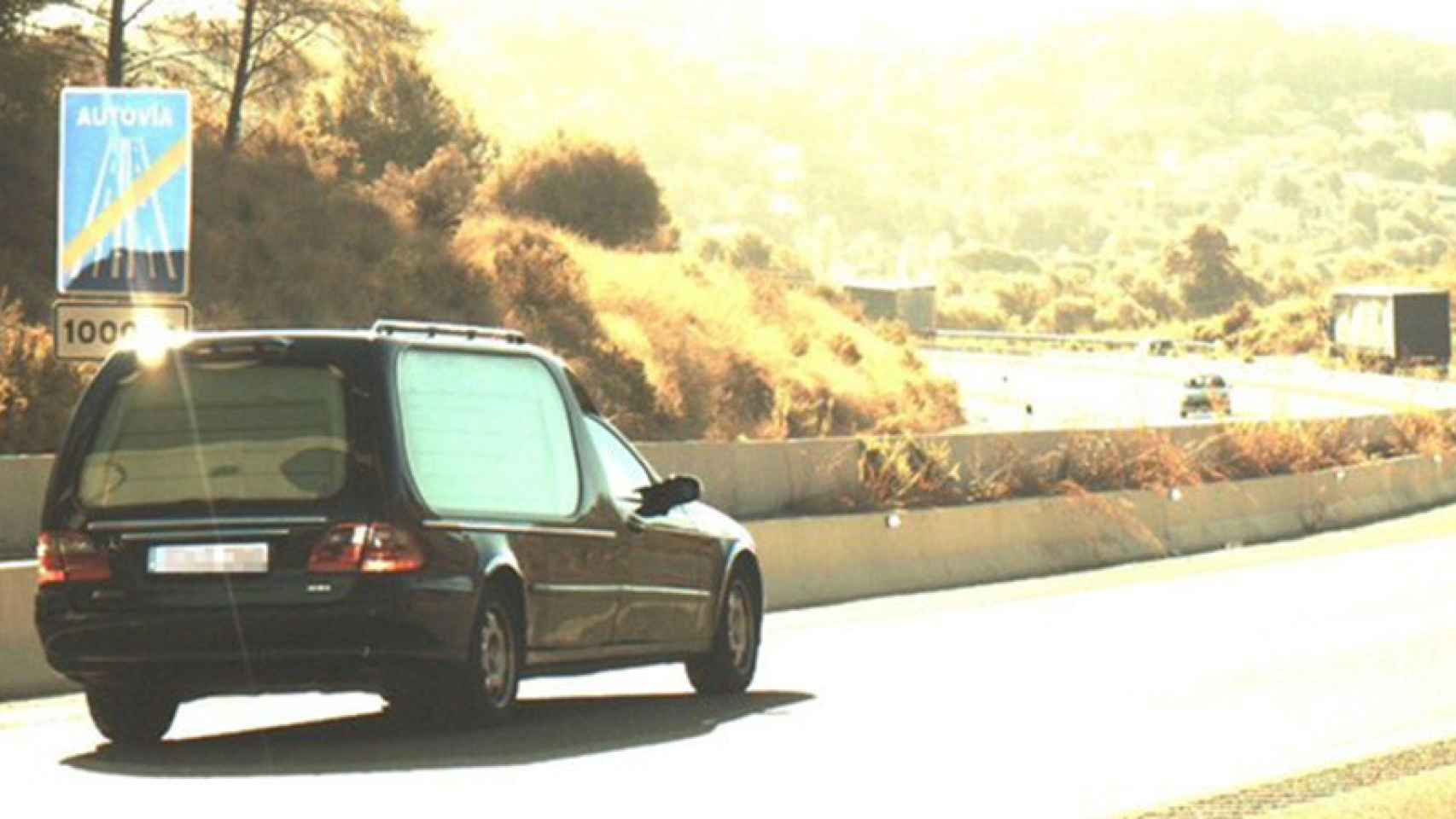Imagen del coche funerario captada por los Mossos d'Esquadra a 136 km/h, cuyo conductor tenía los puntos del carné agotados. / CG
