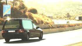 Imagen del coche funerario captada por los Mossos d'Esquadra a 136 km/h, cuyo conductor tenía los puntos del carné agotados. / CG
