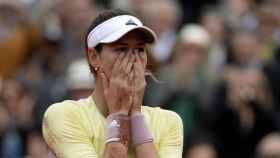 Garbiñe Muguruza, emocionada tras ganar su primer título de Roland Garros.