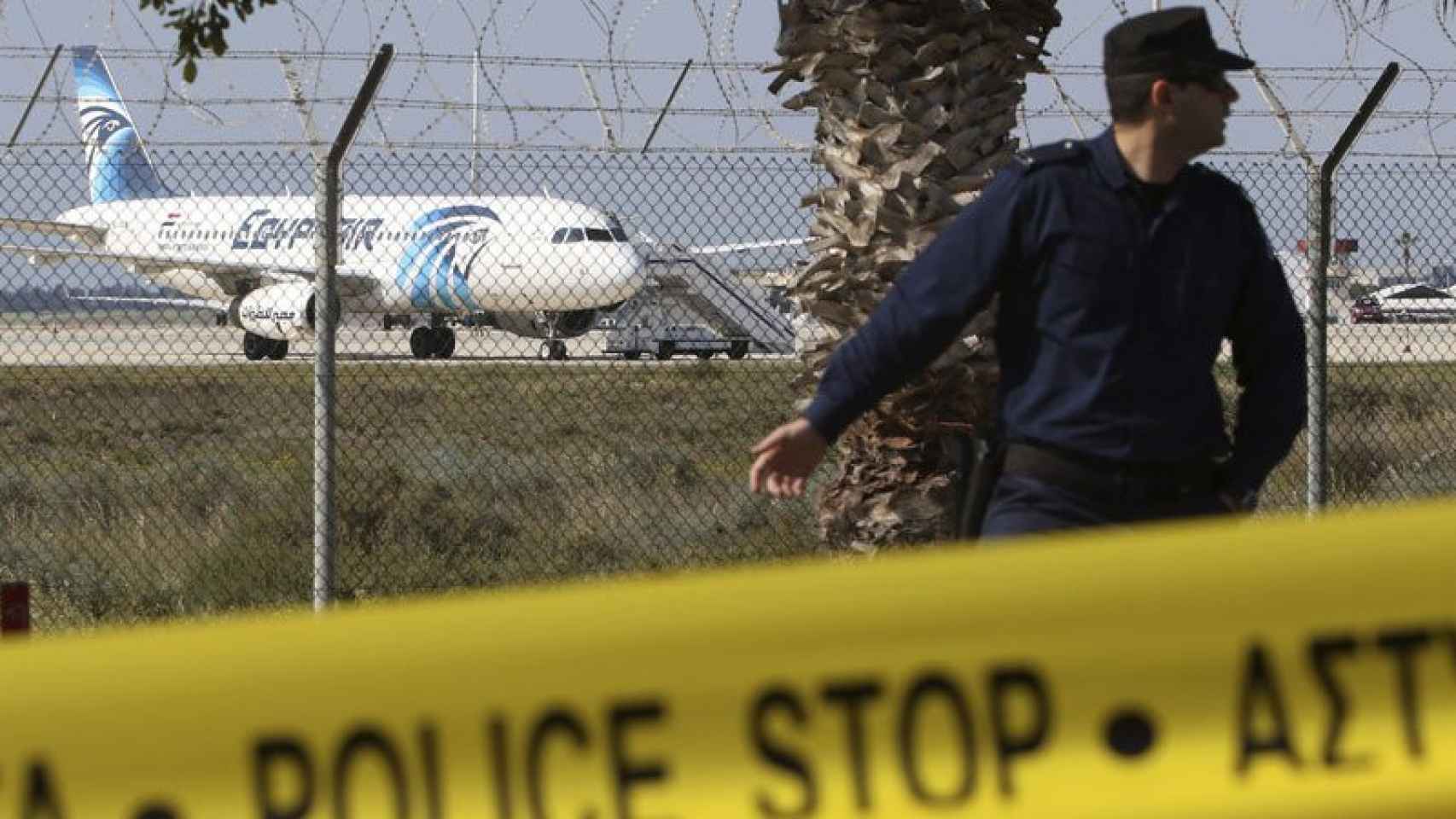 Un avión de Egyptair junto a un guardia de seguridad en una imagen de archivo.