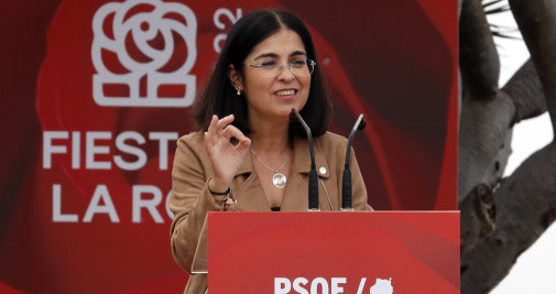 La ministra de Sanidad, Carolina Darias, durante su intervención este domingo en Arucas (Gran Canaria) en la Fiesta de la rosa que organizó su partido, el PSOE. EFE/ Elvira Urquijo A.
