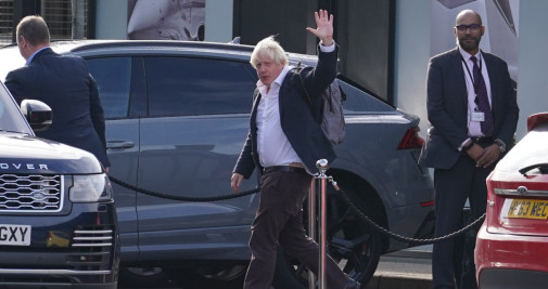 Llegada de Boris Johnson al aeropuerto de Gatwick este sábado / Gareth Fuller - EUROPA PRESS