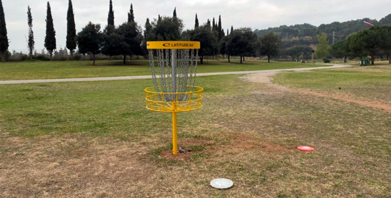 Una cesta del campo de disc golf en el parque de L'Hostal del Fum de Palau-solità i Plegamans / PALAU-SOLITÀ I PLEGAMANS
