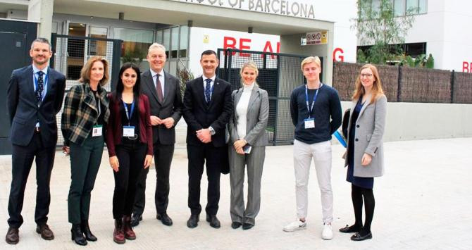 La cúpula del British School of Barcelona, con el director, John Locke (4i) y el embajador de Reino Unido en España, Simon Manley (c) / BSB