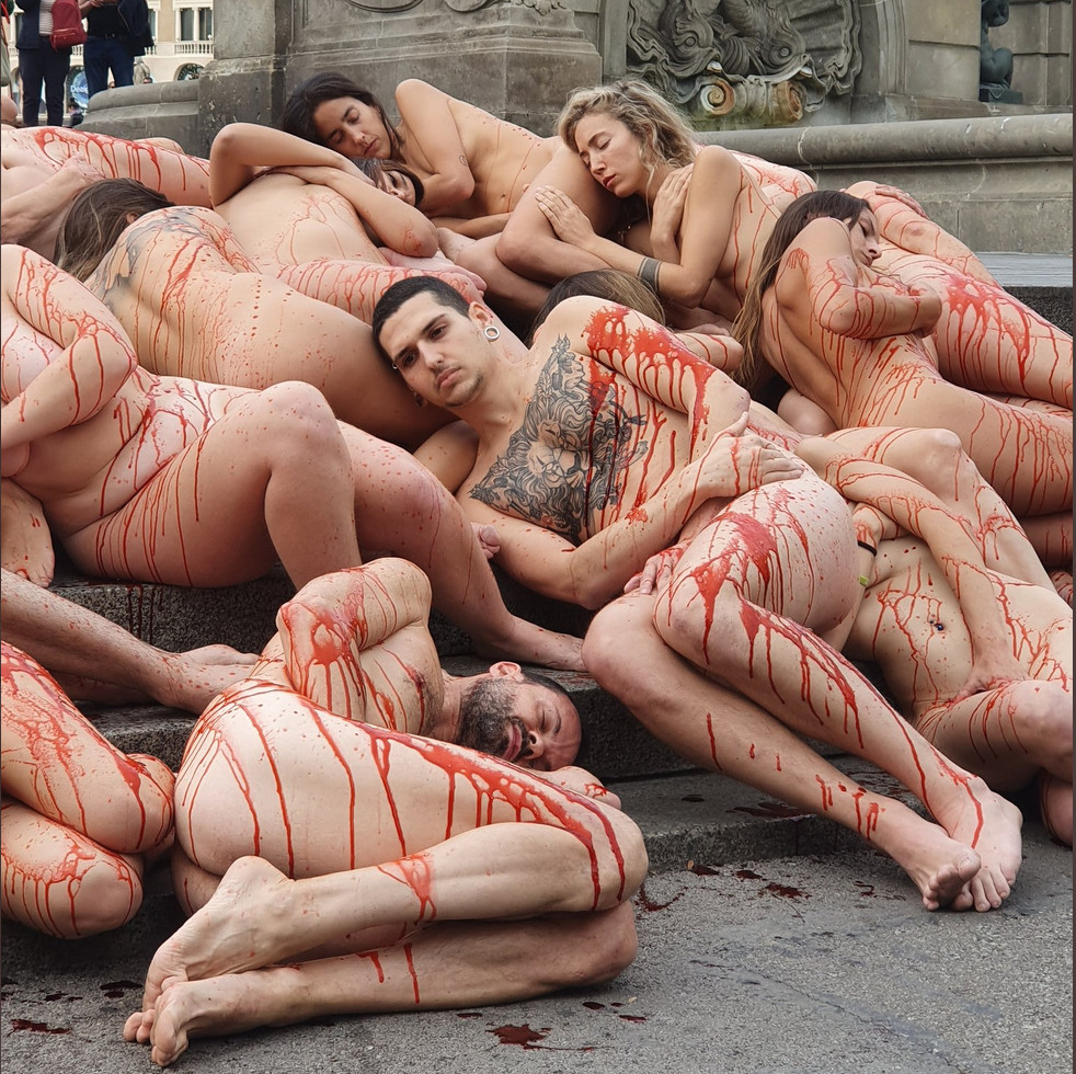 Activistas desnudos protestan contra el maltrato animal de la industria peletera / @AnimaNaturalis