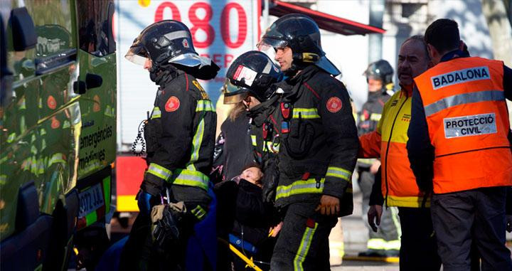 Bomberos de Barcelona, que participaron en la extinción del incendio de Badalona / EFE