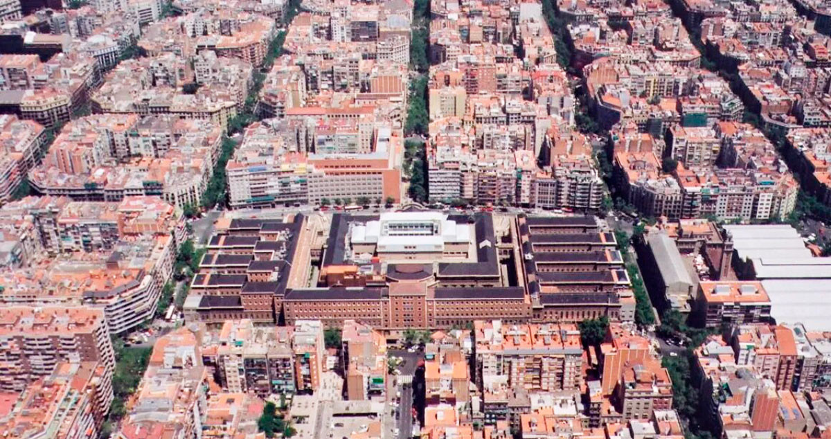 Imagen aérea del Hospital Clínic Barcelona en pleno tejido del Eixample / Cedida