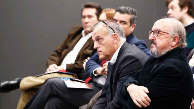 Jaume Roures (d), presidente ejecutivo de Mediapro, con Javier Tebas (i), presidente de LaLiga / EP
