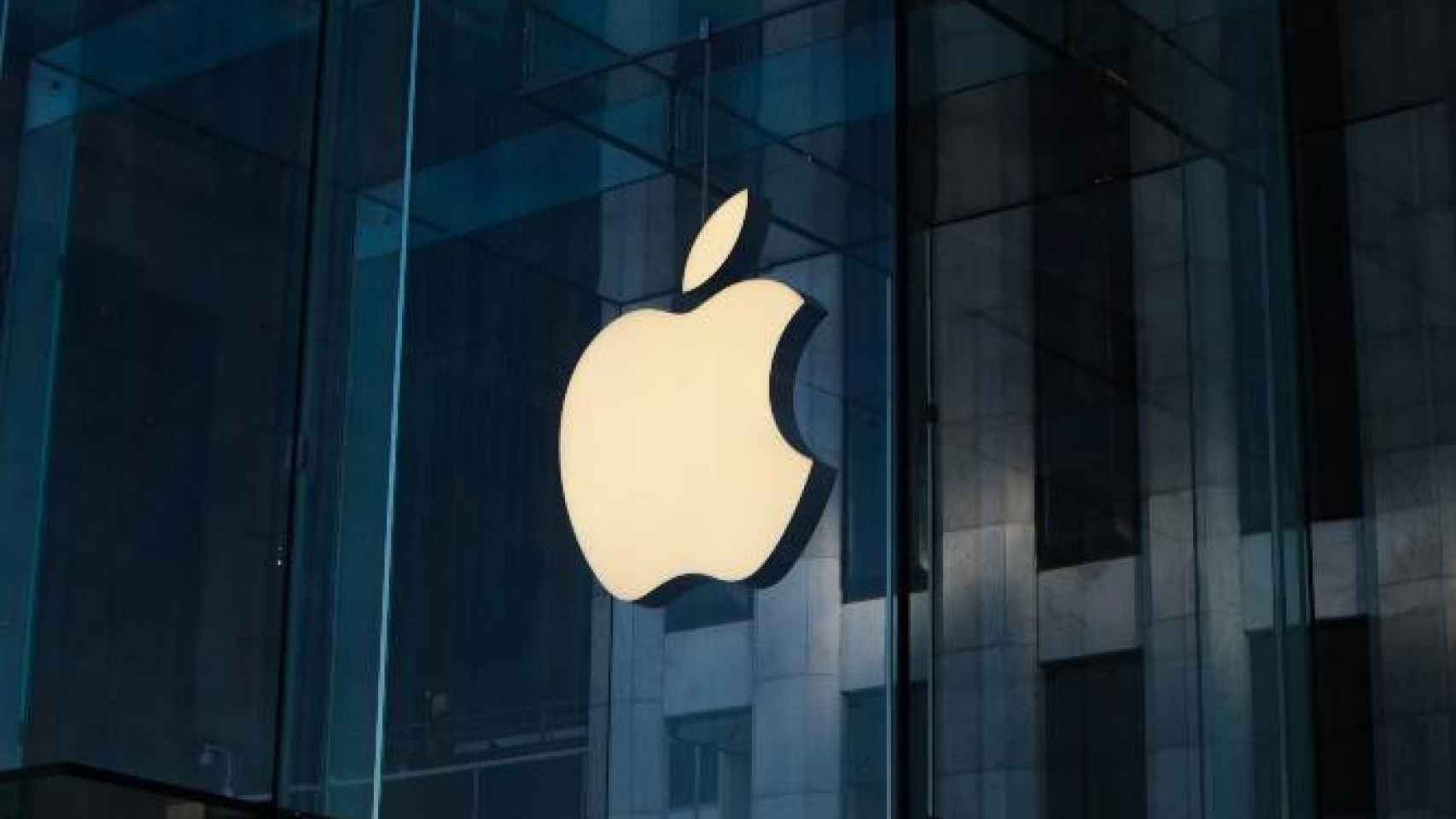 El conocido logo de Apple, una de las empresas que supera en tamaño a la economía española / Laurenz Heymann en UNSPLASH