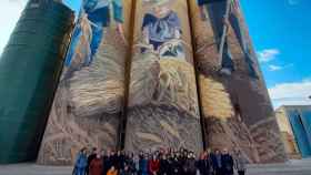 Mujeres del primer sector ante un mural de agricultores / DONES DEL MÓN RURAL