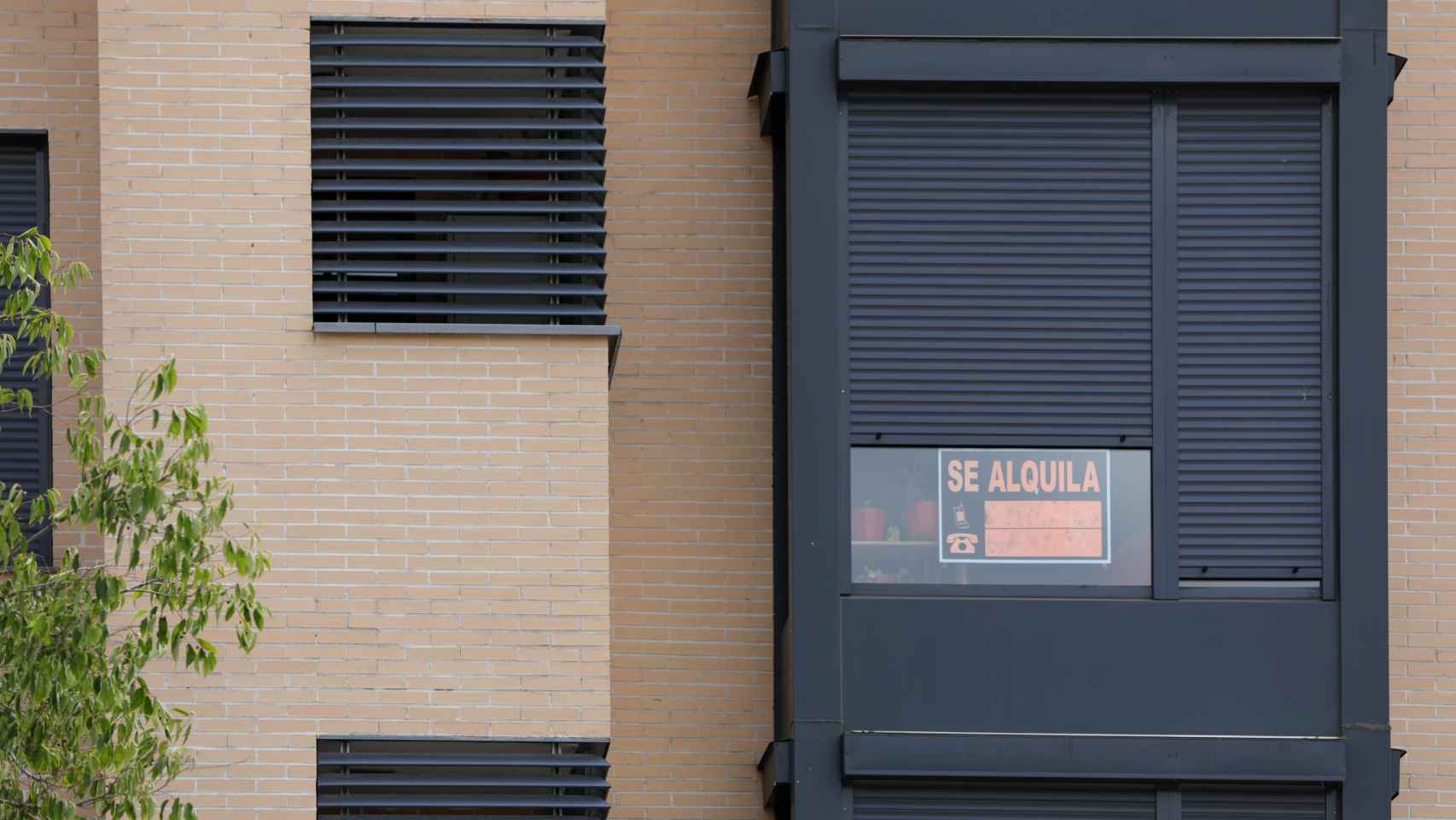 Un cartel de alquiler en la fachada de una vivienda / EUROPA PRESS