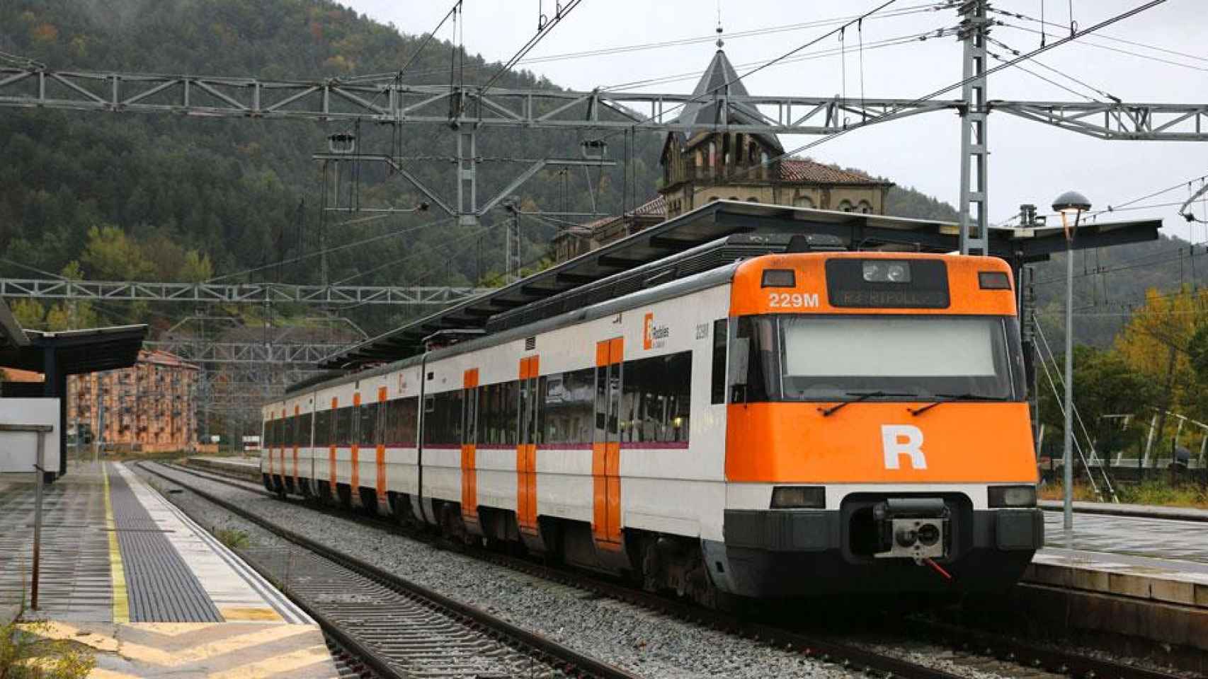 Uno de los trenes de la R3, la línea que la Cámara de Comercio de Barcelona denuncia en su activismo empresarial / RENFE