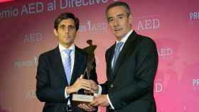 José María Álvarez-Pallete (i), presidente de Telefónica, recibe el premio a la gran empresa de la AED