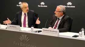 El director general de Fira Barcelona, Constantí Serrallonga (d), y el delegado especial del Estado en el Consorcio de la Zona Franca de Barcelona, Pere Navarro (i), hablan sobre los retos de la industria 4.0 que se abordarán en la BIW / CZFB