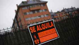 Un cartel de se alquila delante de un edificio en España / EFE