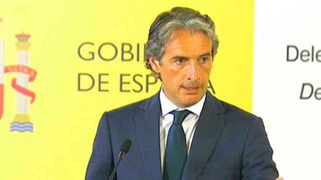 El ministro de Fomento, Iñigo de la Serna, durante la rueda de prensa sobre el conflicto del aeropuerto de El Prat / CG