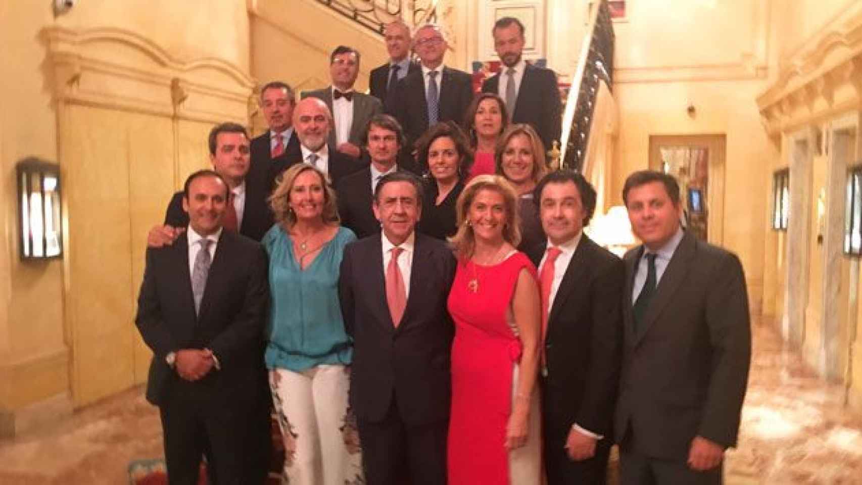 El nuevo consejo rector de Grupo Cofares con su nuevo presidente, Juan Ignacio Güenechea, con corbata roja / CG