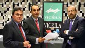 Santiago Alonso, Carlos Olabe y Joseba Jauregui, tres directivos de Vicrila, en una imagen de archivo del día que anunciaron la ampliación de las instalaciones de Leiola