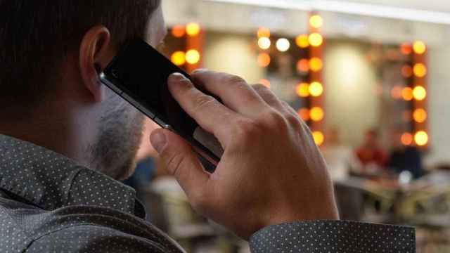 Hombre hablando por teléfono móvil