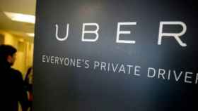 Un cartel de Uber con la inscripción El conductor privado de todos, en una imagen de archivo. / EFE