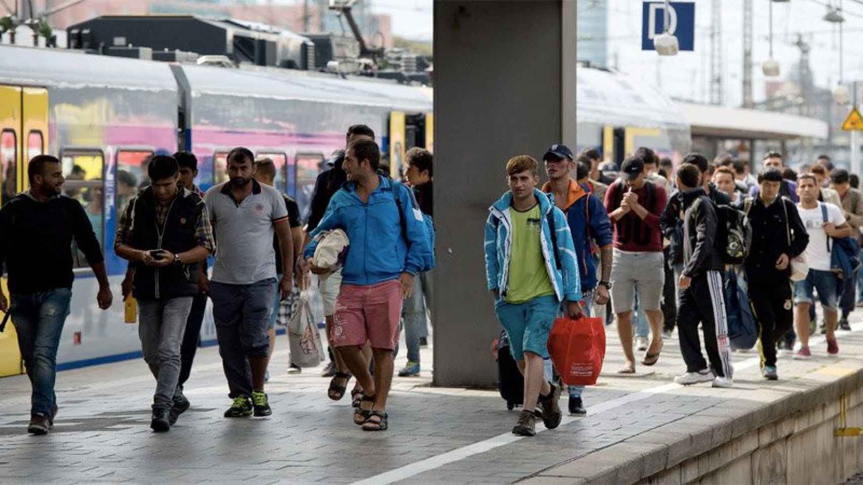 Un grupo de refugiados llega a la estación de tren de Múnich (Alemania)