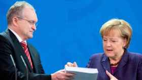 El presidente de los 'cinco sabios' entrega su informe anual a Angela Merkel