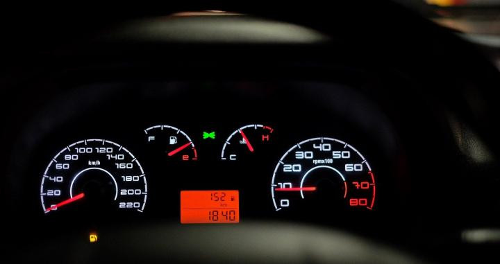 Panel de cuentakilómetros y velocímetro de un coche / ARCHIVO