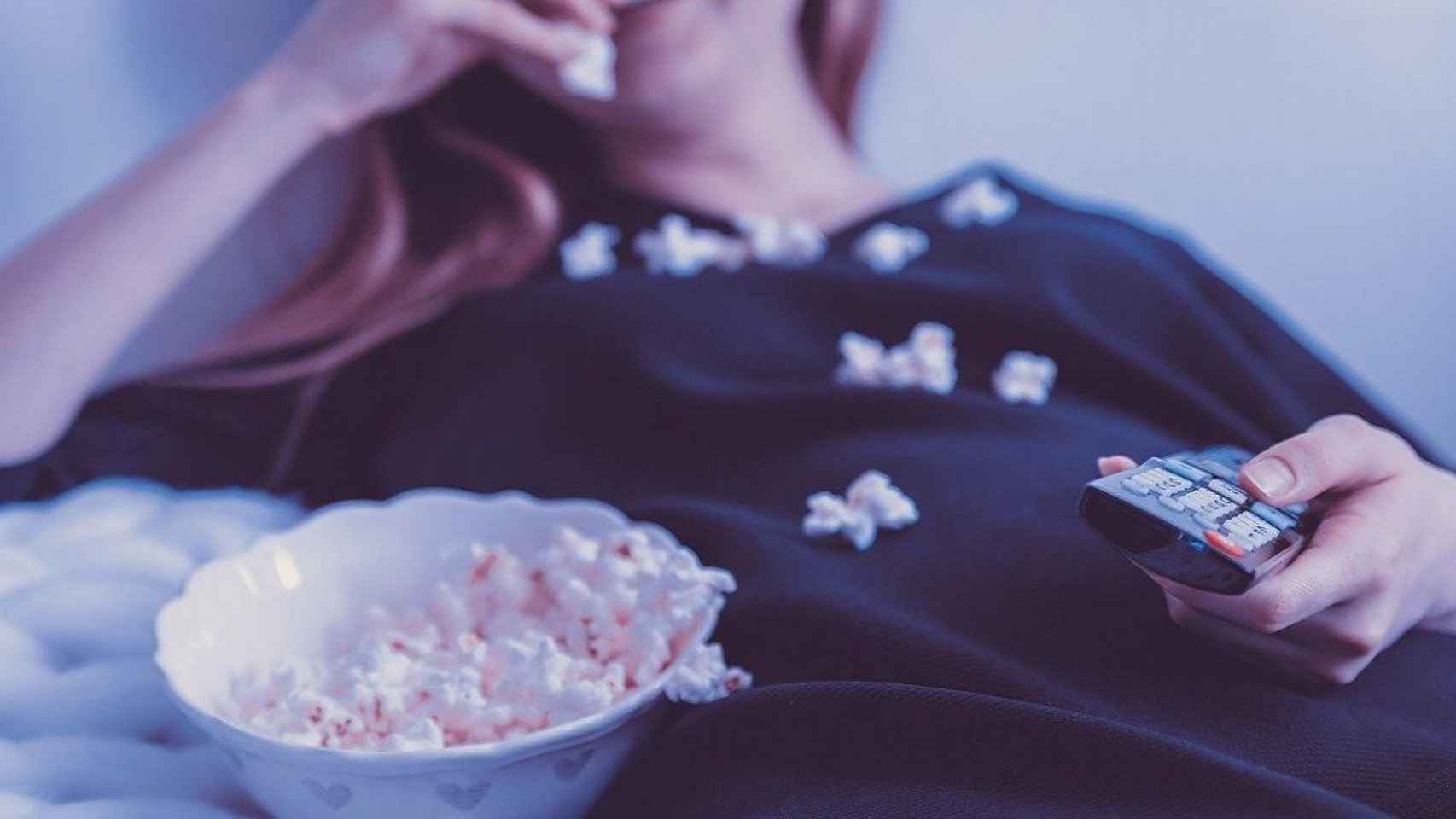 Chica comiendo palomitas y viendo Netflix / Jan Vašek EN PIXABAY