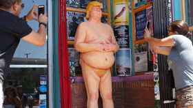 Una de las estatuas de Trump desnudo aparecidas en varias ciudades de EEUU, ésta en Los Angeles (California). / EFE