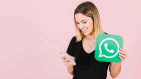 Una usuaria de WhatsApp chatea con su móvil / FREEPIK