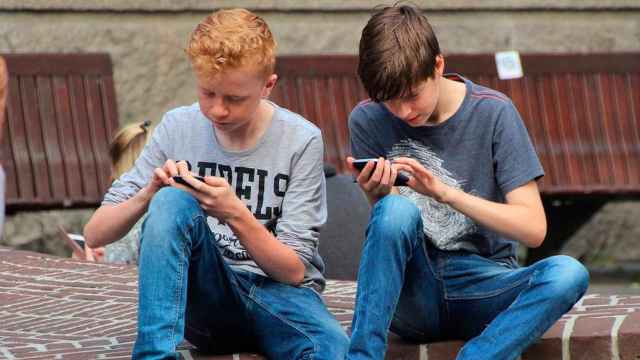Dos niños enganchados a su móvil Android / FREEPIK