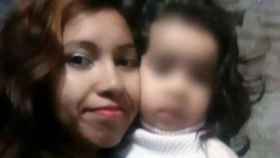Una foto de archivo de la madre detenida junto a su hija