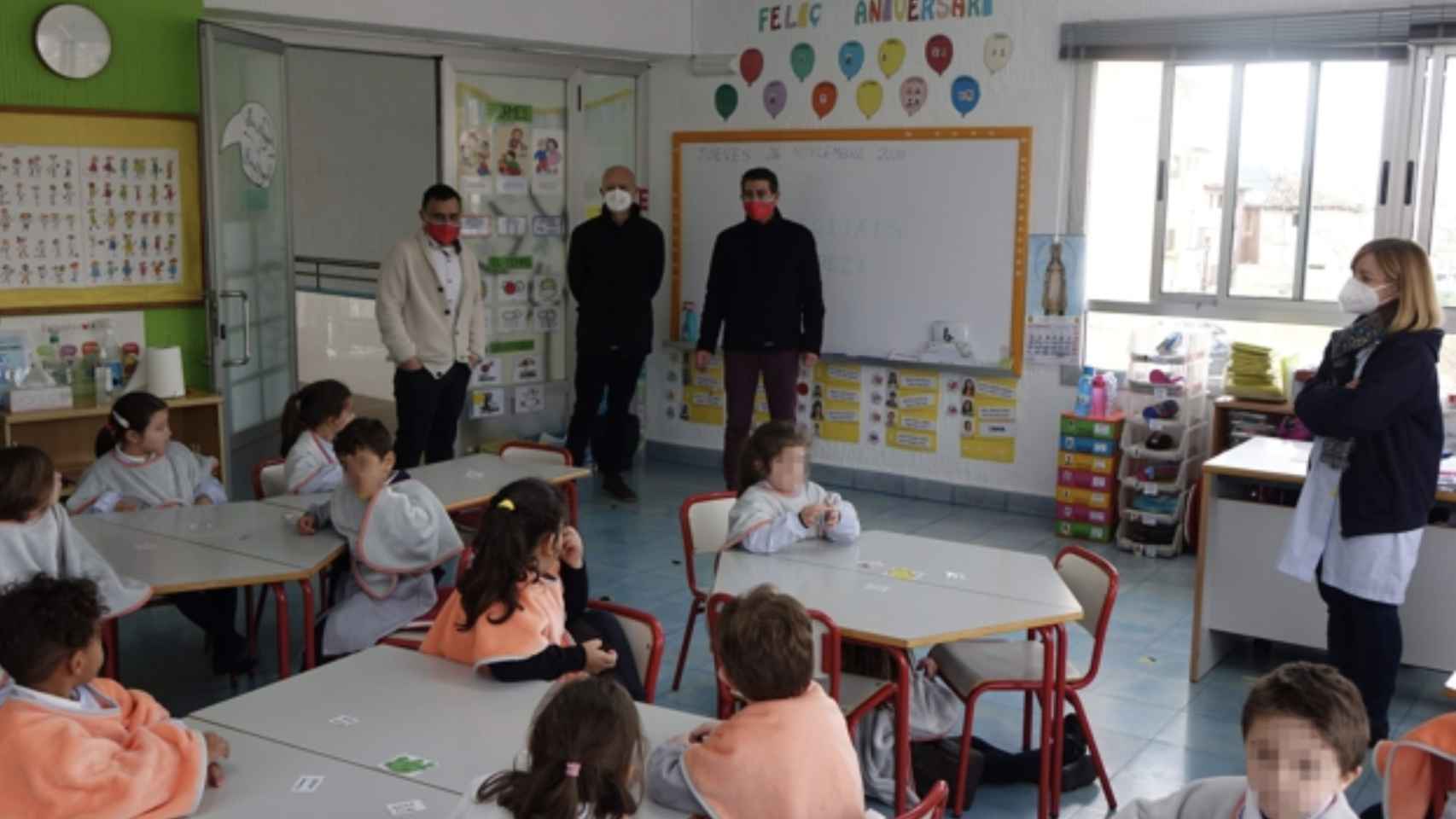 Alumnos con ponchos tipo manta en una escuela / EUROPAPRESS
