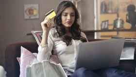 Mujer haciendo sus compras 'online' / PEXELS