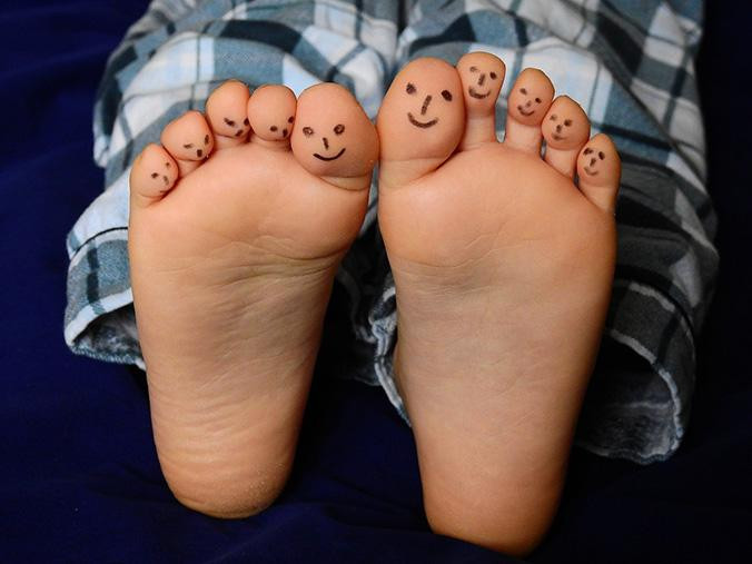 Pies con caras sonrientes dibujadas en los dedos / PIXABAY