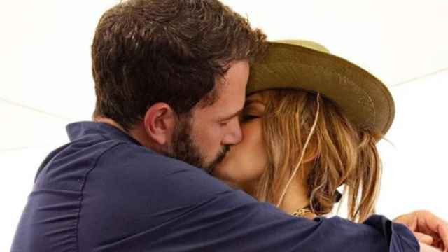 Jennifer López y Ben Affleck se funden en un apasionado beso /INSTAGRAM