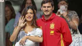 La periodista Sara Carbonero y el portero Iker Casillas junto a uno de sus hijos / EP