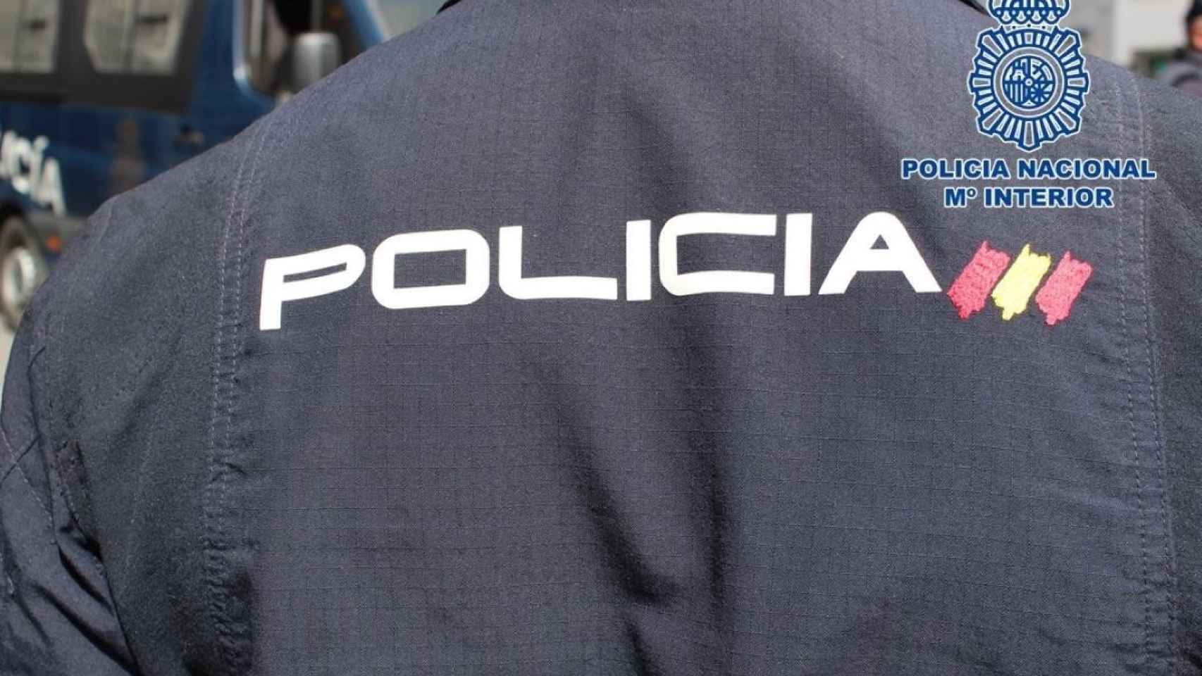 Un agente de la Policía Nacional que detuvo a los cinco hombres / EP