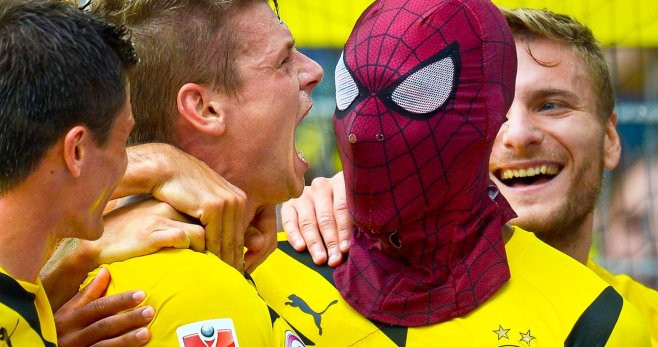 Aubameyang se disfraza de Spiderman para celebrar un gol / REDES