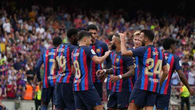Los futbolistas del Barça celebran uno de los goles contra el Elche / LUIS MIGUEL AÑÓN