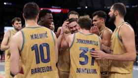 Los jugadores del Barça de basket abrazan a Satoransky, después del triunfo contra el Baskonia / FCB