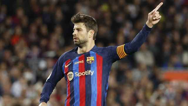 Gerard Piqué da una indicación a sus compañeros, durante el triunfo del Barça contra el Almería / EFE