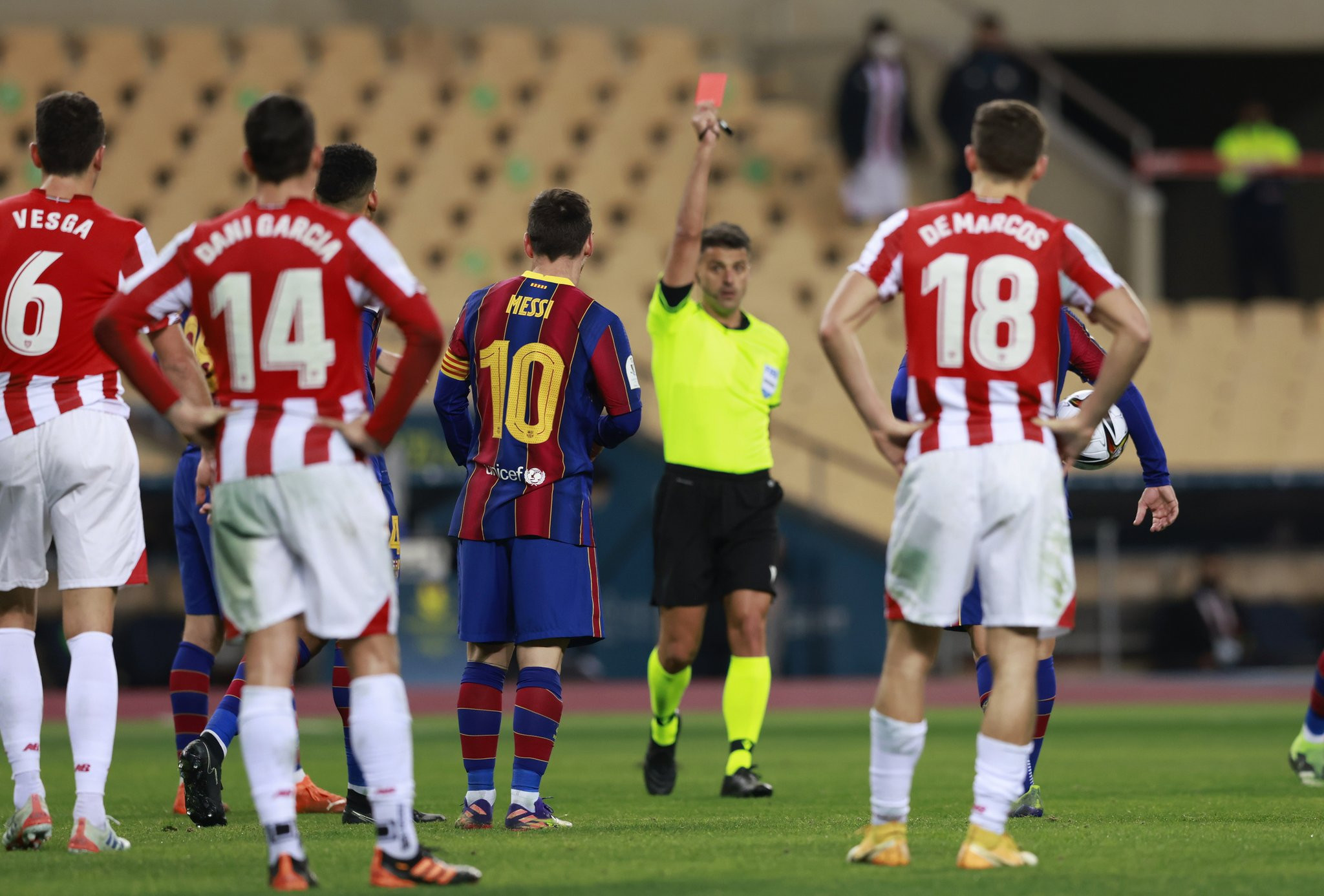 Leo Messi, expulsado por Gil Manzano en un Athletic-Barça / REDES
