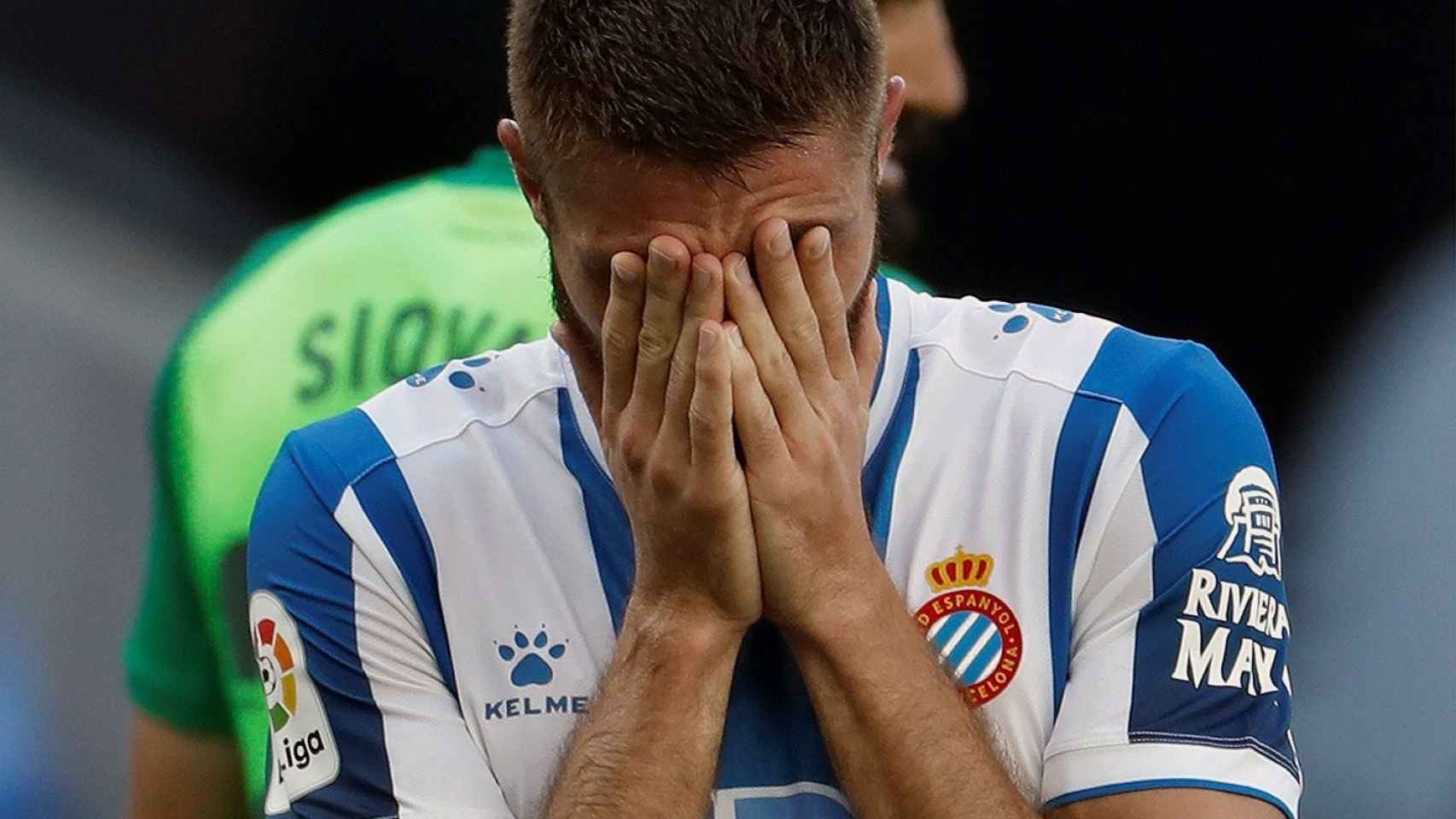David López, jugador del Espanyol, se lamenta de la derrota contra el Leganés / EFE