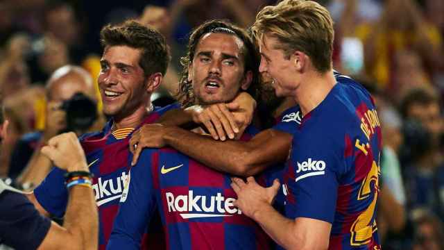 Los jugadores del Barça celebran el tanto de Griezmann ante el Betis / EFE