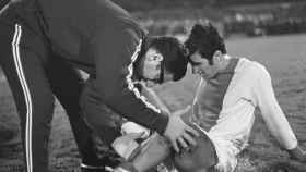 Una foto de Salo Muller, el fisioterapeuta del Ajax, atendiendo a un jugador / ARCHIVO